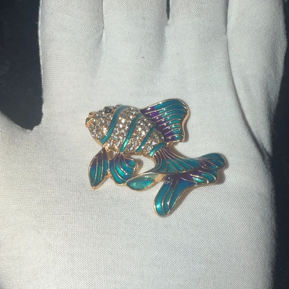 Vintage Elegance: Sparkling Rhinestone Fish Brooch - Perfect Gift for Ladies